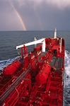 Vorschiff des Tankers (Chemikalientanker, Produkttanker) im Mittelmeer mit Regenbogen