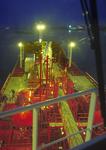 Foto, Bild: Vorschiff des Tankers (Chemikalientanker, Produkttanker) im Donaudelta abends