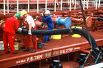 Rohre werden zum Entladen des Tankers (Öltanker, Chemikalientanker) mit der Löschbrücke verbunden