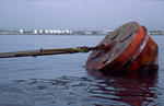 Anlegeboje fr Tanker und die etwa eine Seemeile entfernten Tanks an Land vom Port of Iskenderun, Trkei