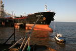 Tanker macht an der Lschinsel in Wilhelmshaven fest