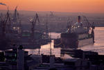 Foto, Bild: QUEEN ELIZABETH II abends im Schwimmdock von Blohm+Voss