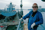 Foto, Bild: Kranfhrer vor Elbe und Schwimmdock bei Blohm + Voss Repair