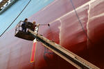 Foto, Bild: Malerarbeiten an der Bordwand bei Blohm + Voss Repair