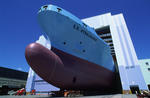 Das Schiff verlsst die Halle auf einem Gleissystem beim Roll-out auf der Volkswerft Stralsund