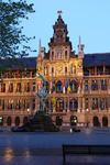 Foto, Bild: Brabobrunnen vor Rathaus in Antwerpen