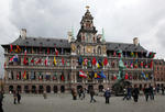 Foto, Bild: Brabobrunnen vor Rathaus in Antwerpen