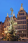 Foto, Bild: Brabobrunnen vor Gildehäusern auf dem Rathausplatz in Antwerpen