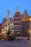 Foto, Bild: Brabobrunnen vor Gildehusern auf dem Rathausplatz in Antwerpen