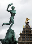 Foto, Bild: Brabobrunnen vor Gildehäusern auf dem Rathausplatz in Antwerpen