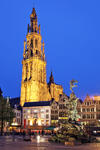 Foto, Bild: Brabobrunnen vor Liebfrauenkathedrale auf dem Rathausplatz in Antwerpen