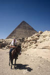Foto, Bild: Cheopspyramide mit Tourist auf einem Pferd