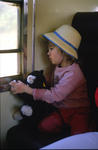Foto, Bild: Kind mit Strohhut in der Eisenbahn