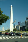 Foto, Bild: Junge verdient sich Geld mit Jonglieren vor dem Obelisk auf der Avenida 9de Julio in Buenos Aires