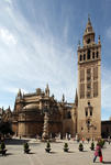 Foto, Bild: Die Kathedrale mit der 97 m hohen Giralda, einem umgebauten Minarett