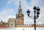 Foto, Bild: Die 97 m hohe Giralda, ein umgebautes von 1184 bis 1196 errichtetes Minarett