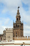 Foto, Bild: Die 97 m hohe Giralda mit der 4m hohen Figur mit Standarte und Palmwedel