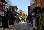 Foto, Bild: Gasse und Holzbalkone in der Altstadt von Kas in Lykien in der Türkei