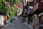 Foto, Bild: Gasse und Sarkophag in der Altstadt von Kas in Lykien in der Türkei